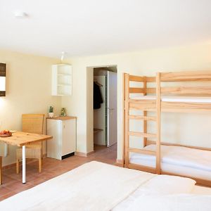 Zimmer mit Kingsize-Bett